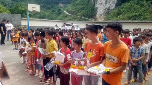 爱心回馈 · 筑梦教育 | 918博天堂(中国区)官方网站七 · 一党建公益活动